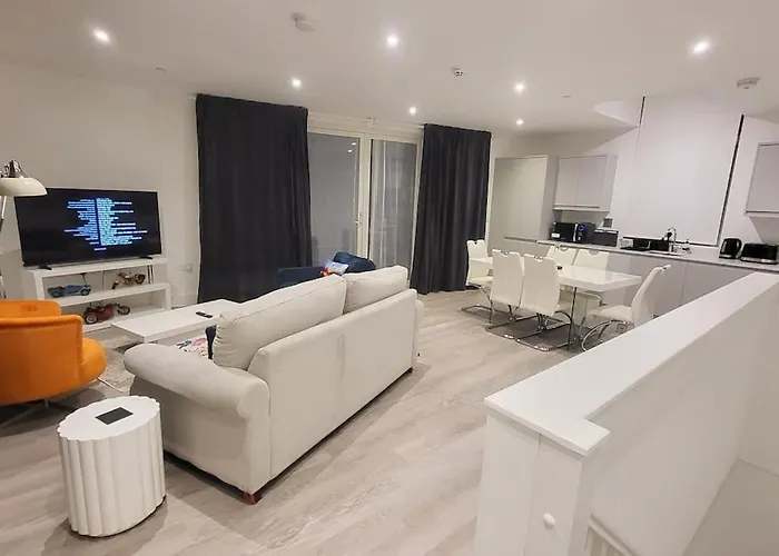 Modern 3 Bedroom House With Balconies & Parking