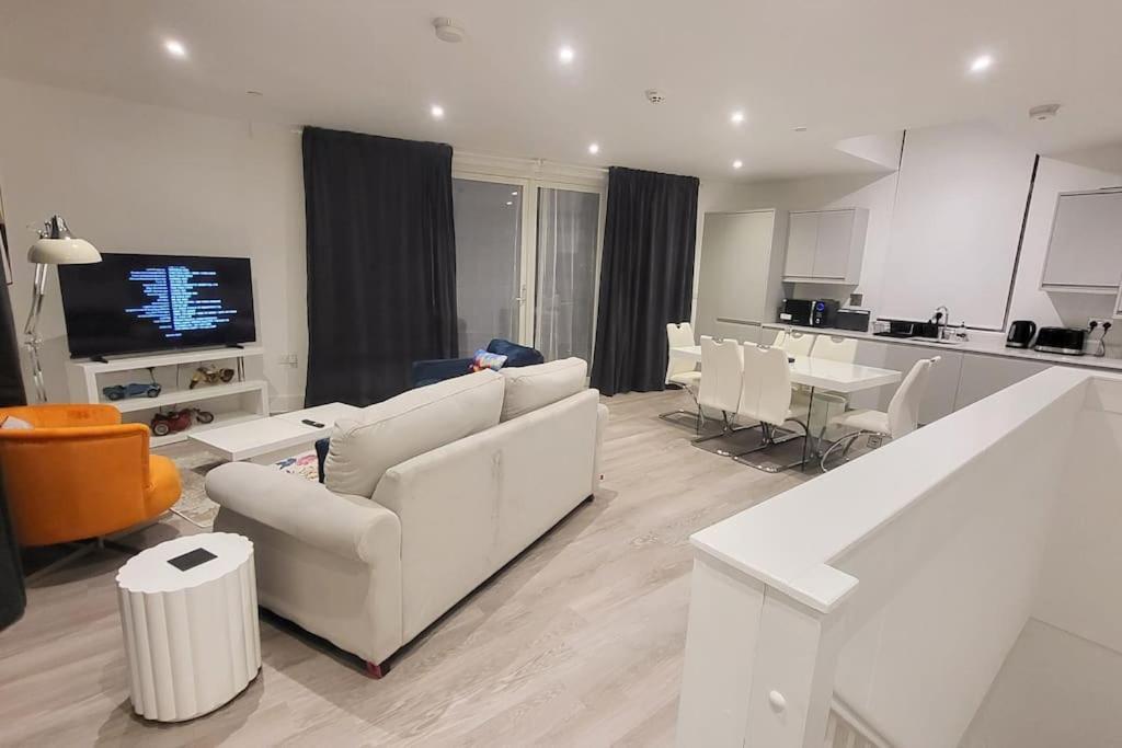 Appartamento Modern 3 Bedroom House With Balconies & Parking