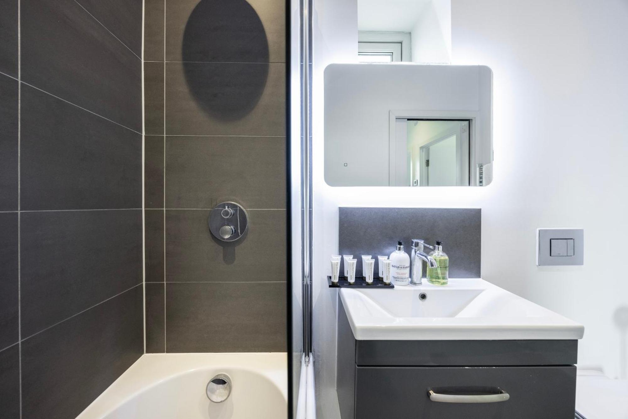 Modern 3 Bedroom House With Balconies & Parking Appartamento *