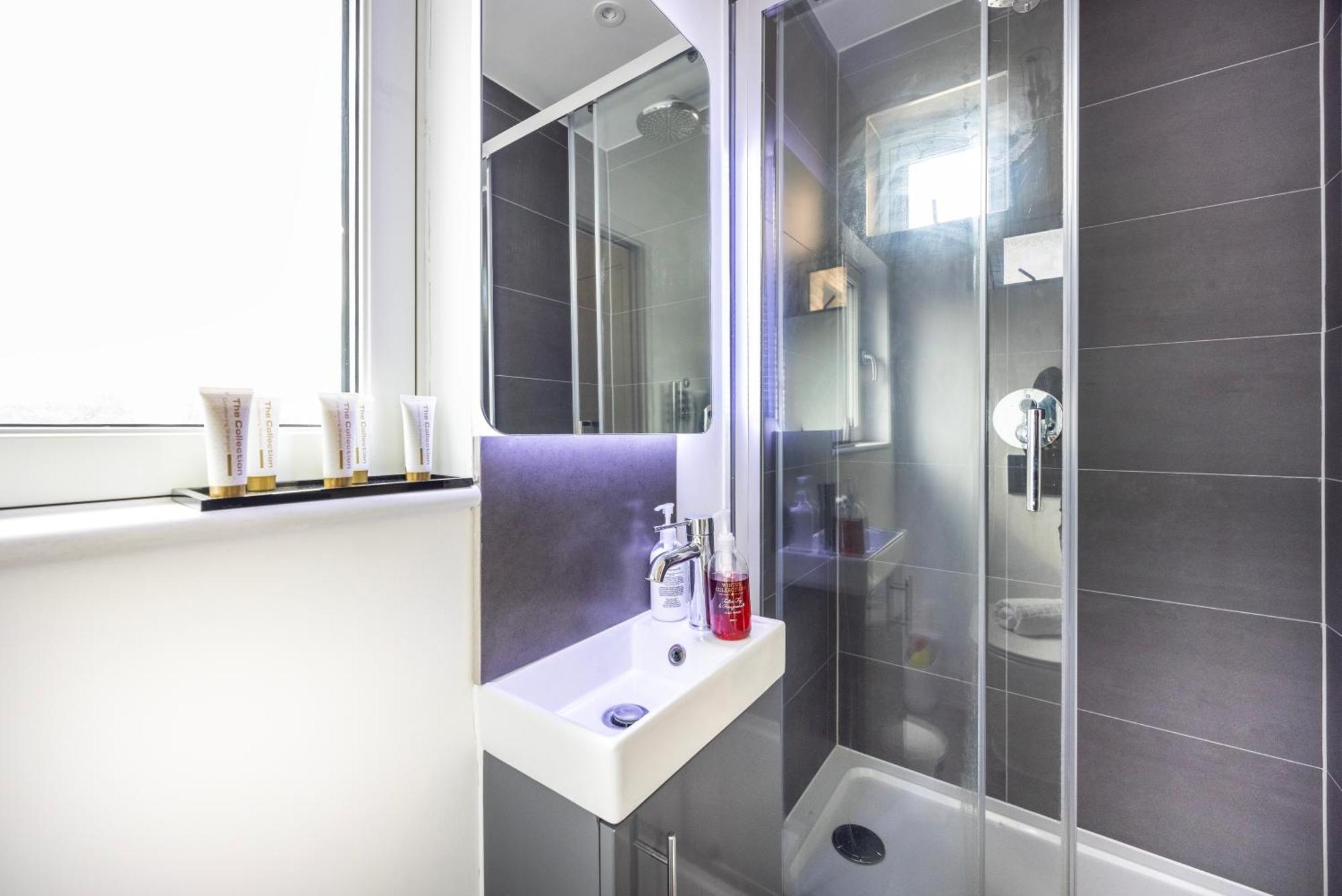 Modern 3 Bedroom House With Balconies & Parking Appartamento Londra