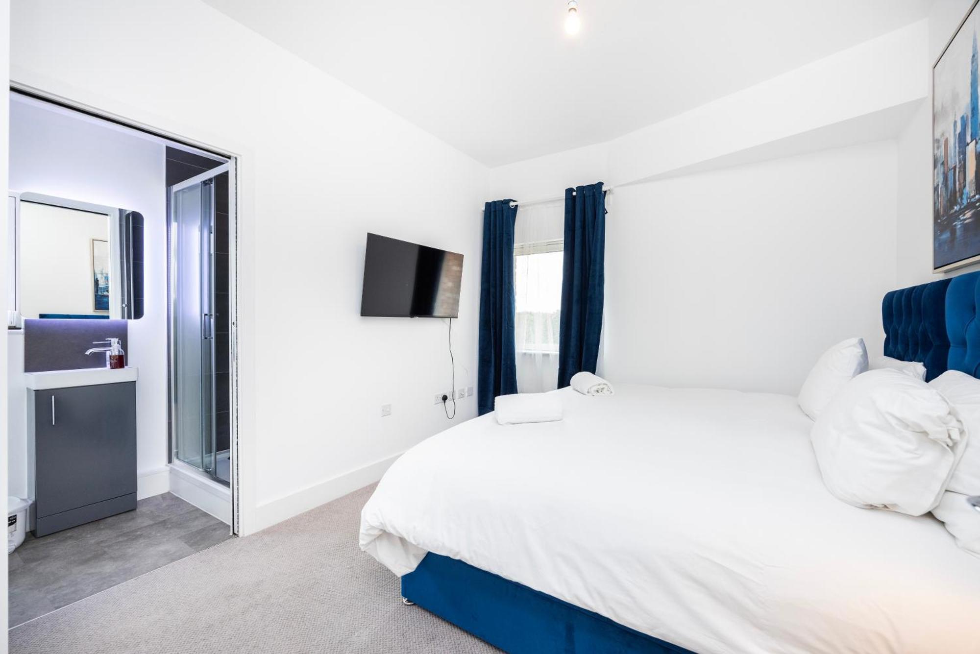 Modern 3 Bedroom House With Balconies & Parking *