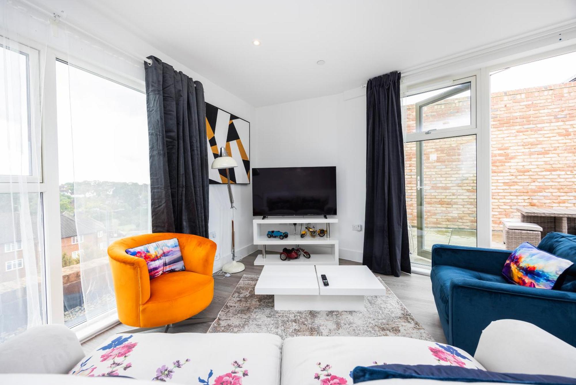 Modern 3 Bedroom House With Balconies & Parking * Londra