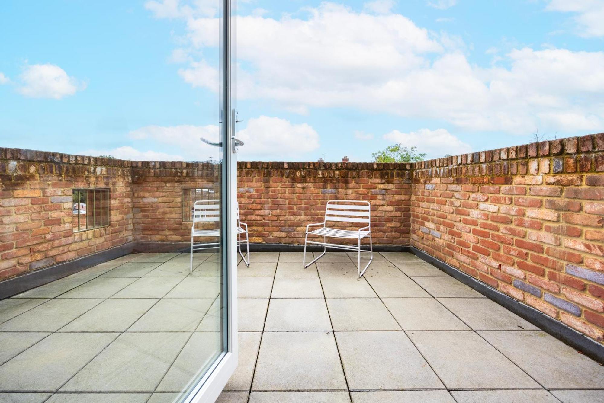 Modern 3 Bedroom House With Balconies & Parking