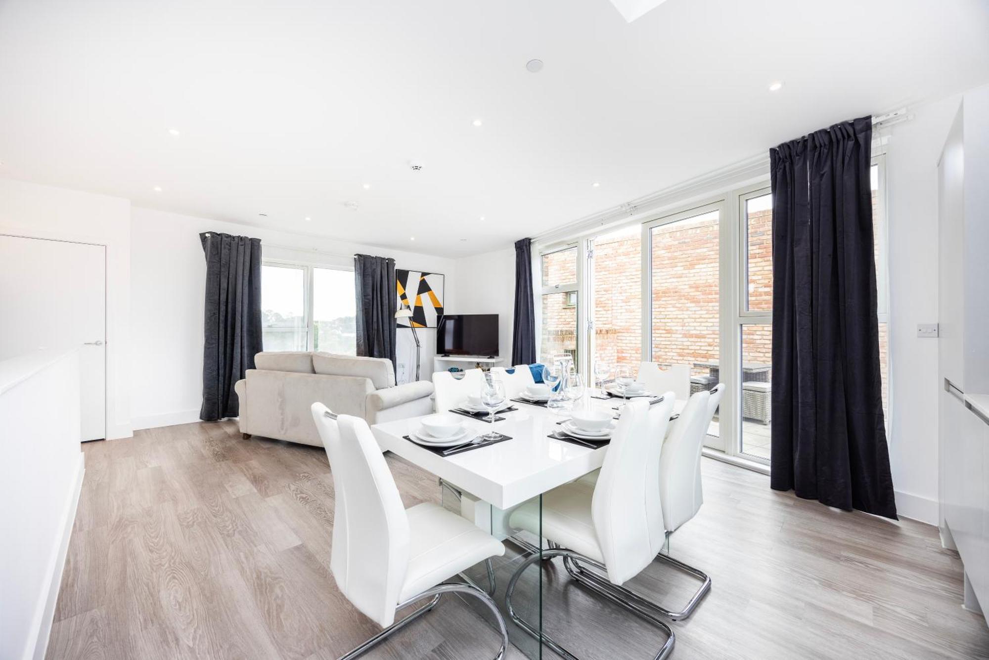 Modern 3 Bedroom House With Balconies & Parking Appartamento Londra