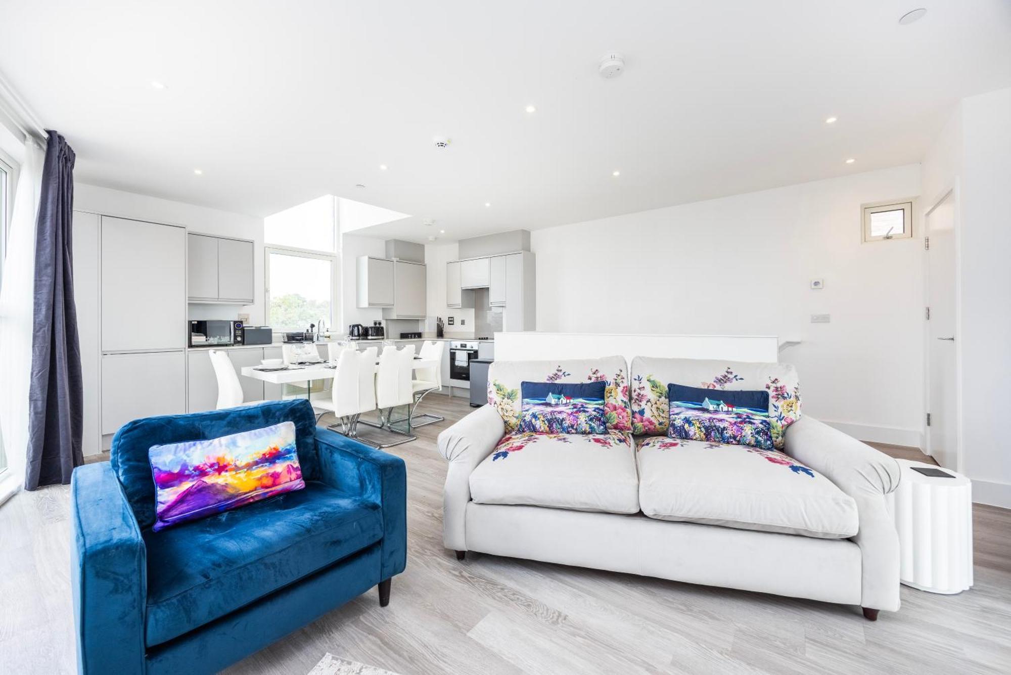 Modern 3 Bedroom House With Balconies & Parking *