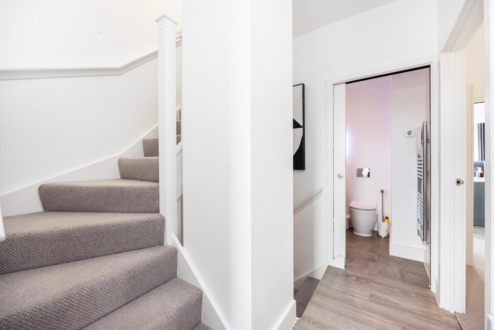 Modern 3 Bedroom House With Balconies & Parking Londra