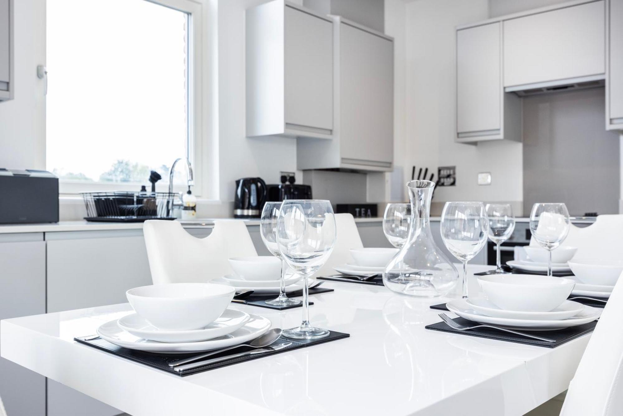 Modern 3 Bedroom House With Balconies & Parking * Londra