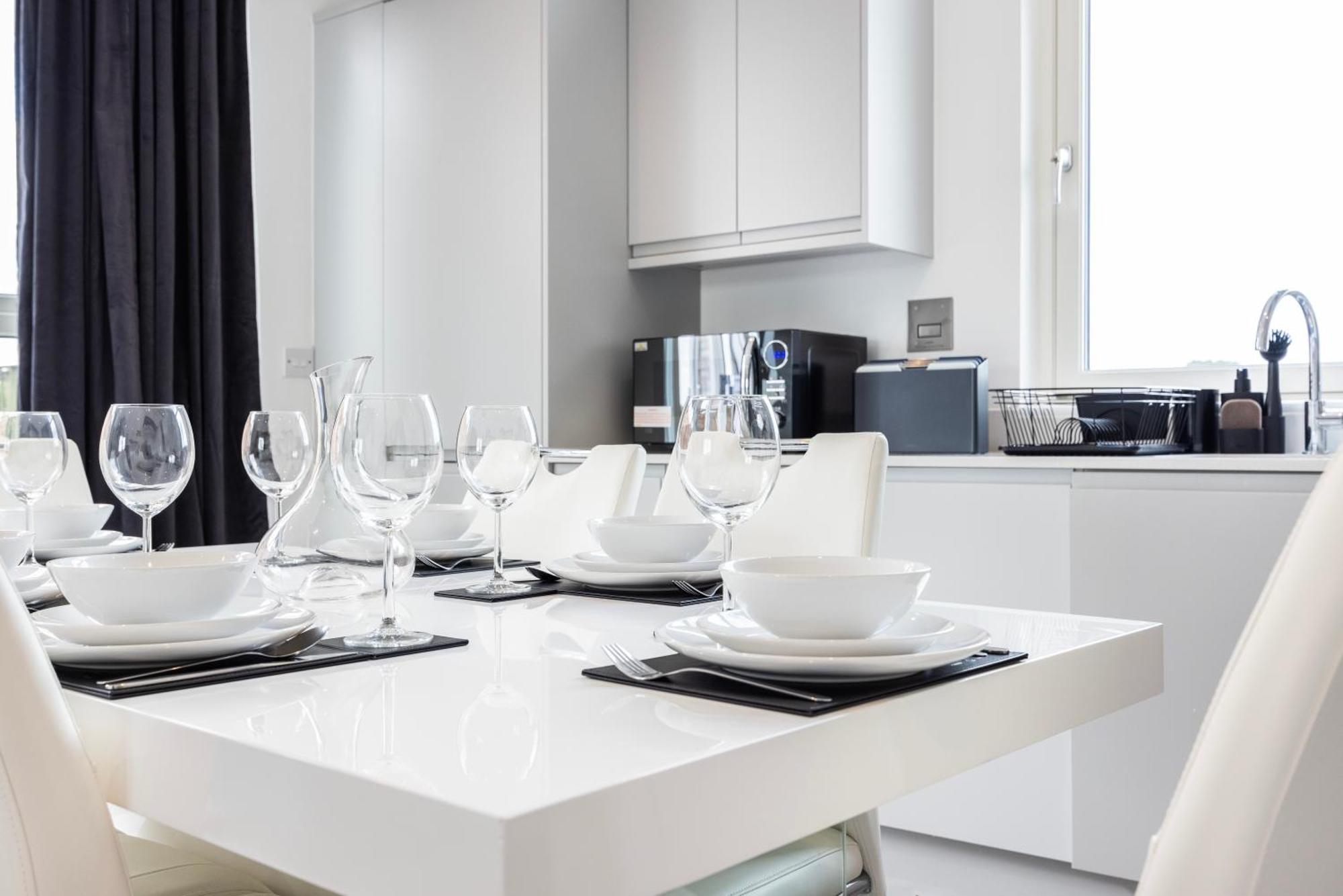Modern 3 Bedroom House With Balconies & Parking Appartamento