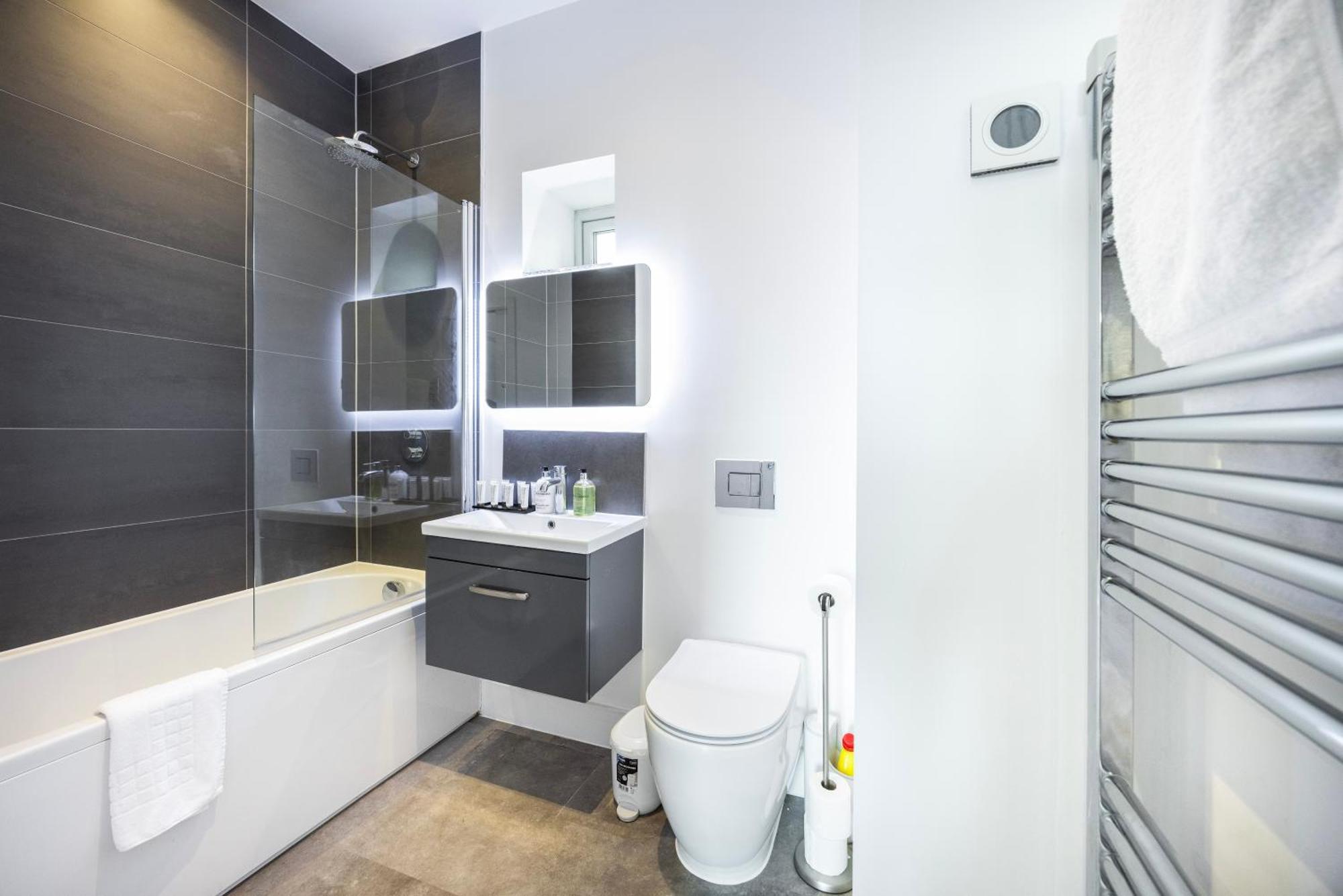 Appartamento Modern 3 Bedroom House With Balconies & Parking Londra