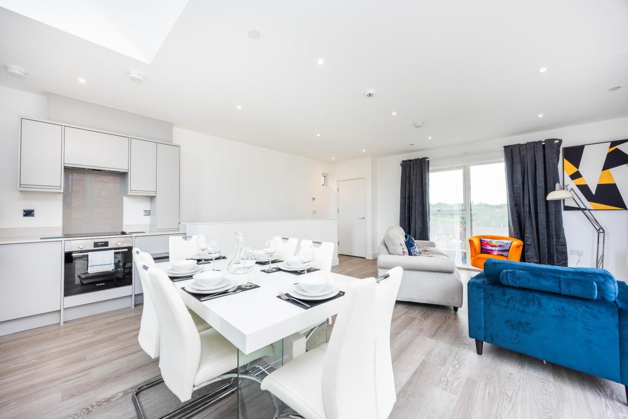 Modern 3 Bedroom House With Balconies & Parking * Londra