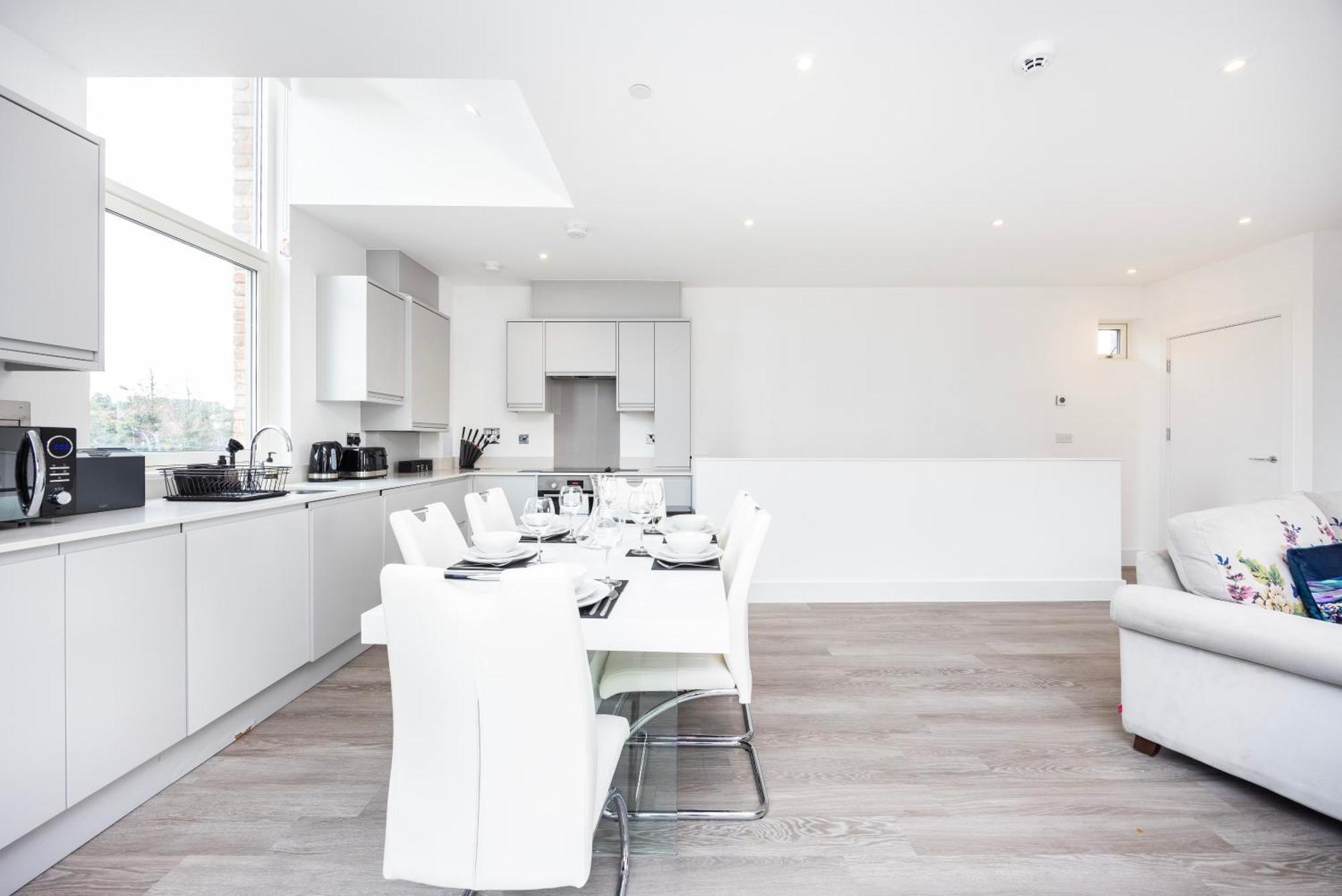 Modern 3 Bedroom House With Balconies & Parking Londra