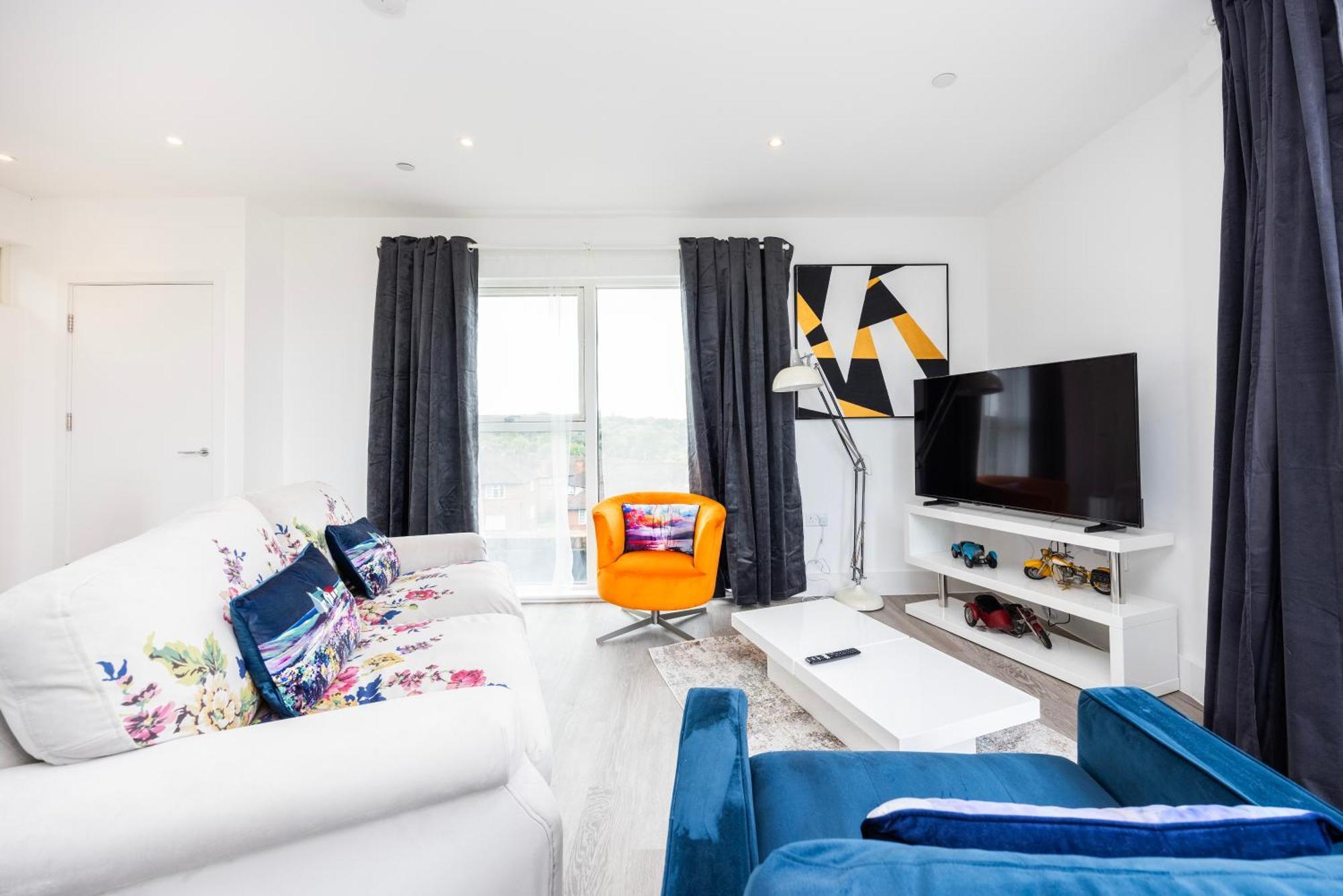 Modern 3 Bedroom House With Balconies & Parking