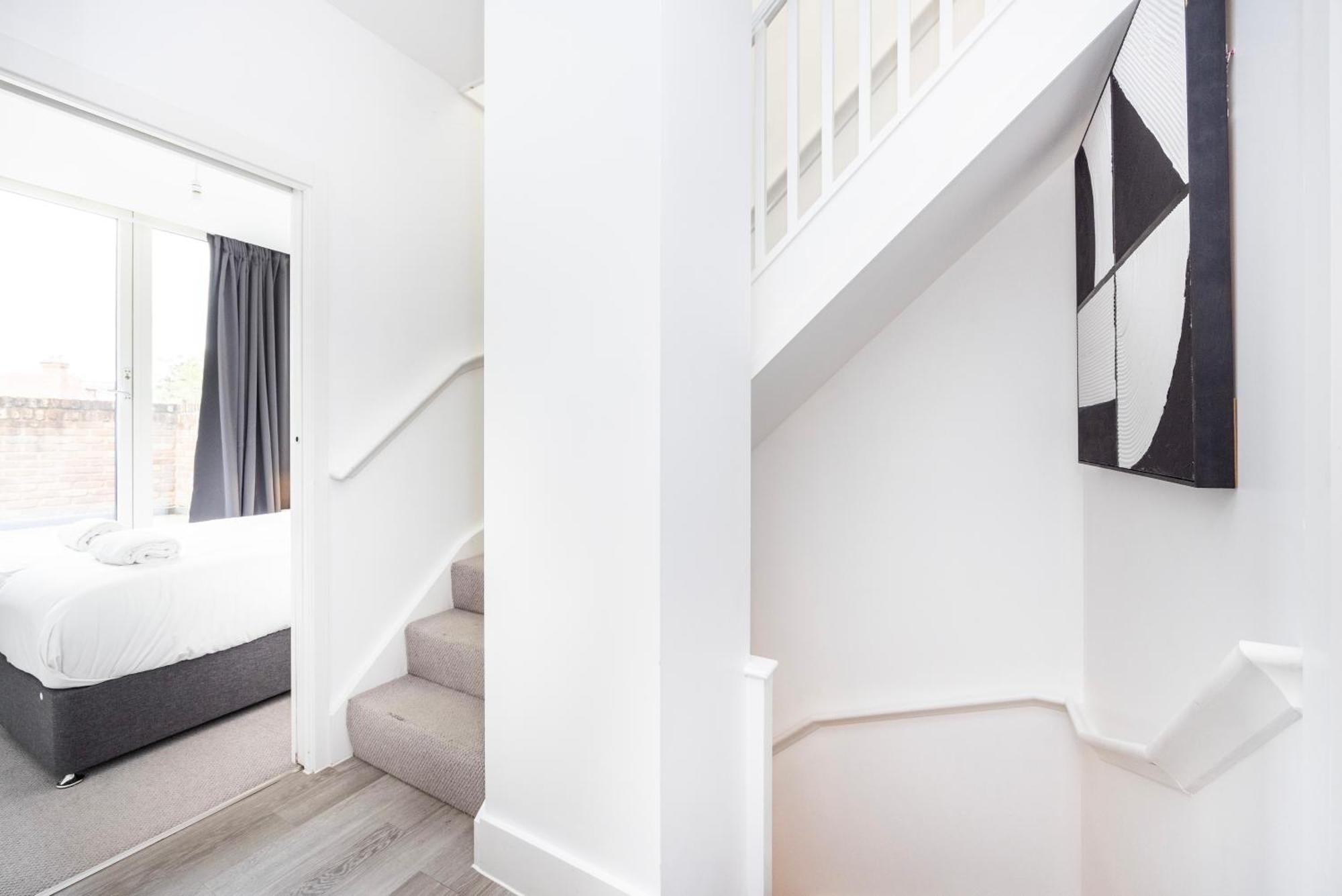 Modern 3 Bedroom House With Balconies & Parking Appartamento