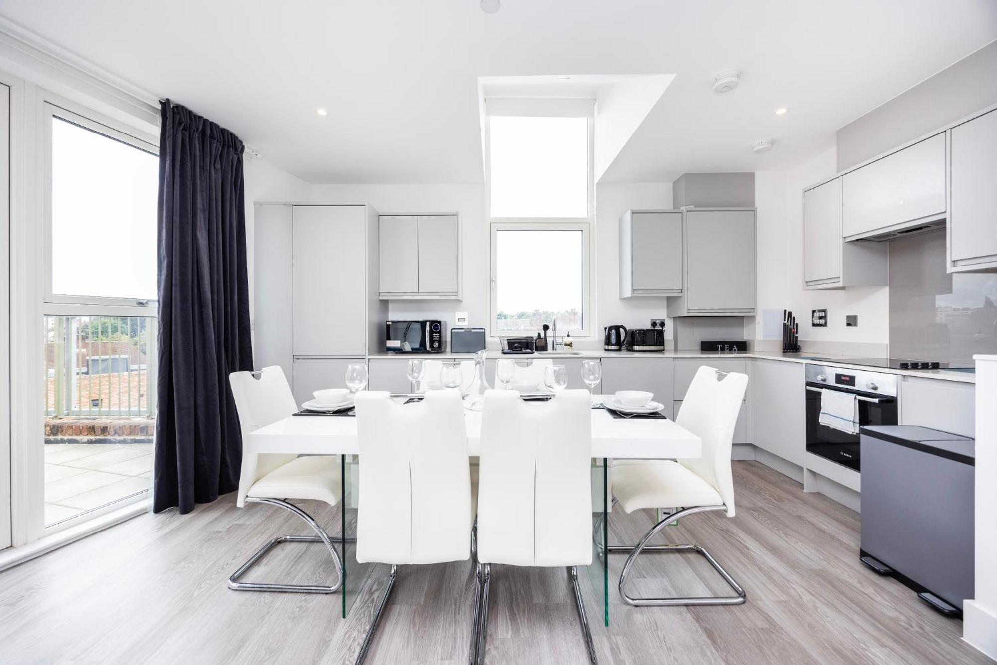 Appartamento Modern 3 Bedroom House With Balconies & Parking